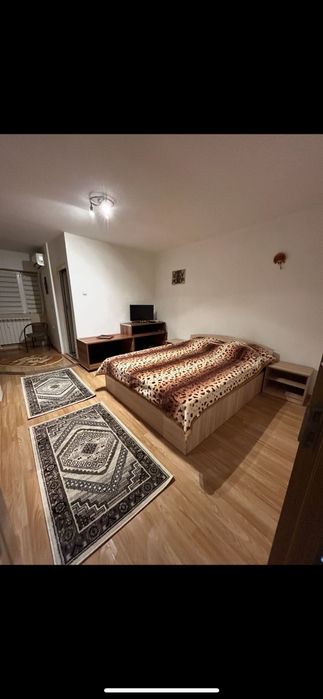 Închiriez garsoniera