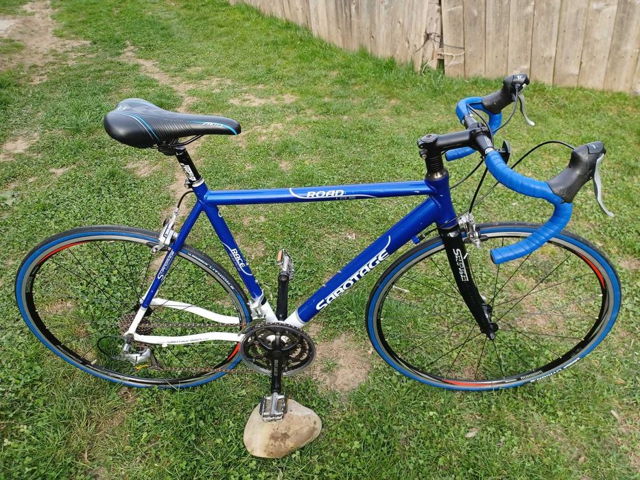 Bicicleta ,,semicursiera" Sabotage.