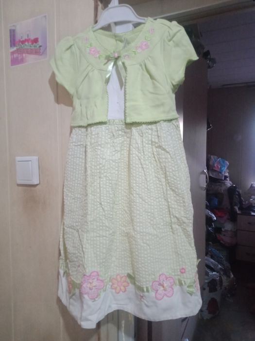 Продам платье для девочки от 4 до 8 лет.