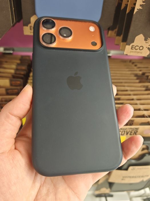 17 Pro  Original silicone case Magsafe