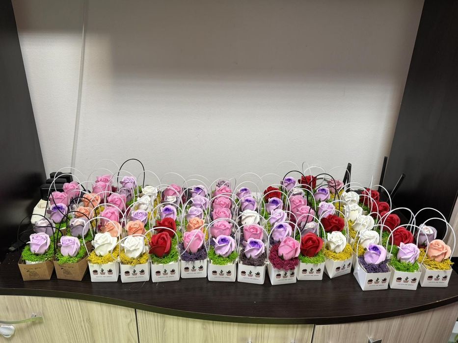 Аранжировки със сапунени рози и скандинавски мъх.