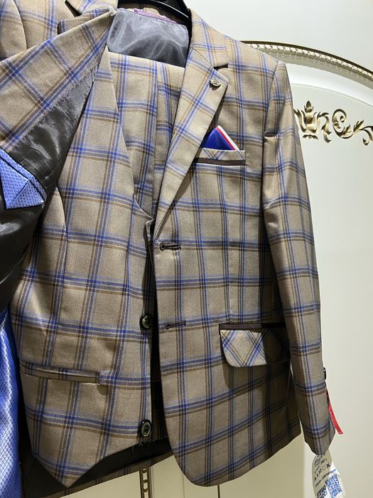 Продам костюм на мальчика новый