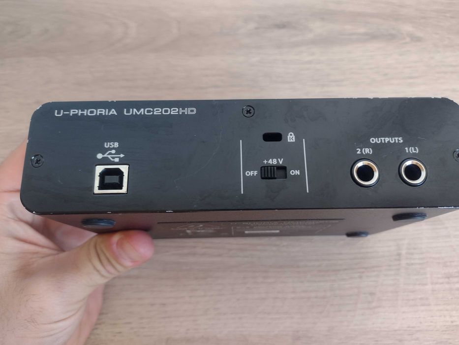 Behringer U-Phoria UMC202HD USB аудио интерфейс