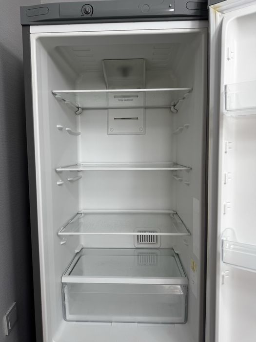 Холодильник б/у в отличном состояний