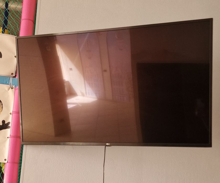 Телевизор LG с кронштейном