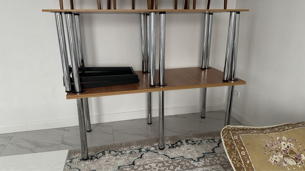 Стол для гостей, обеденный стол