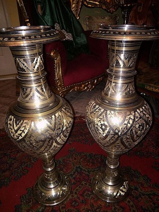 Set de 2 superbe vaze de podea din bronz masiv gravate