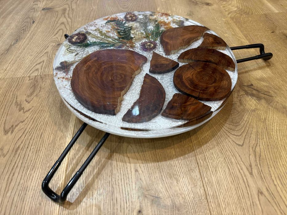 Ръчно изработена масичка с естествени цветя и дърво от череша