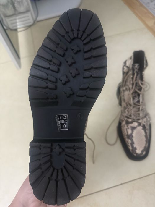 Продам женские ботинки