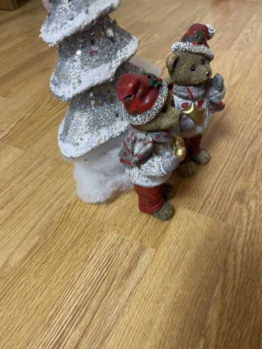 Отдам фигурки мишек и елочку