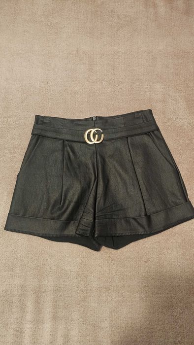 Pantaloni negri scurti din piele