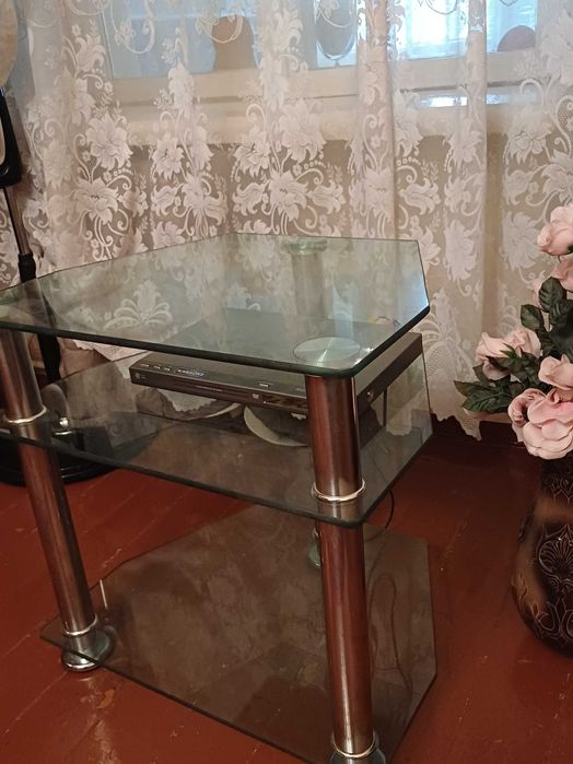 Стеклянная тумба прд телевизор.