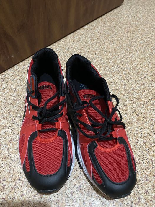 Безторг . Срочно  новые  кроссовки  продам