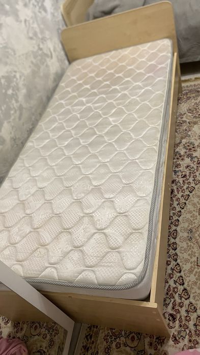 Продам кровать полуторку с матрасом