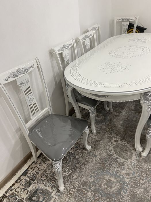 Стол со стульями