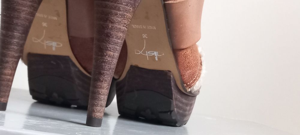 Ghete de firma îmblănite cu toc înalt