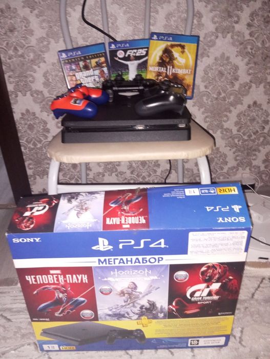 Sony PS4 Slim 1TB  3геймпада каробка