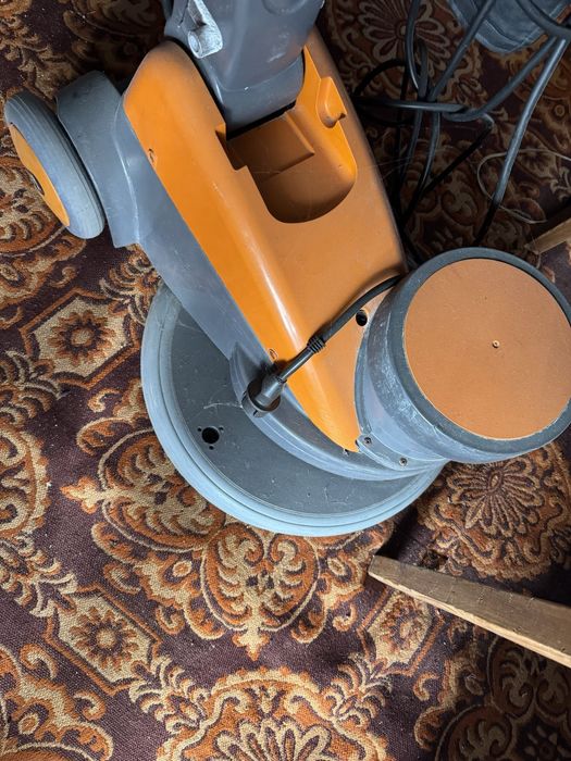 Еднодискова подопочистваща професионална машина