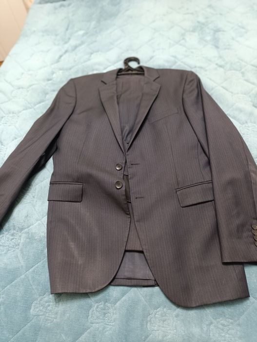 Продам костюмы с брюками