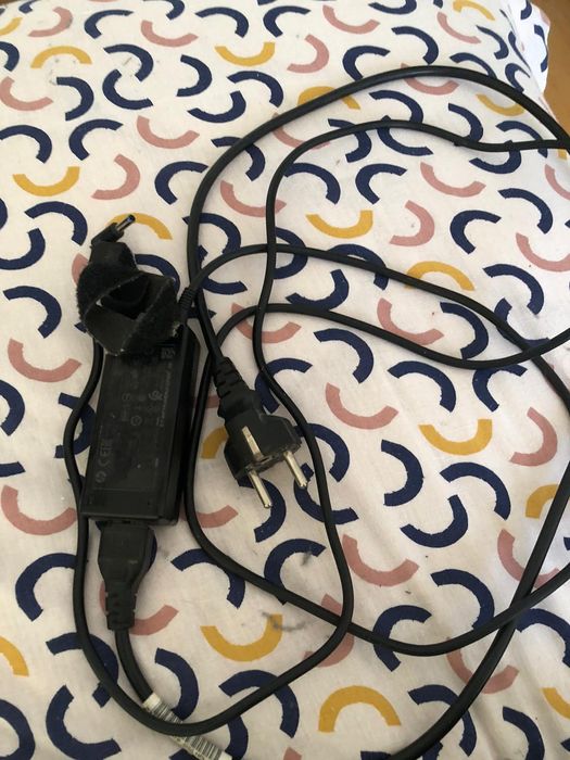 Laptop hp , inclus încărcător și mouse