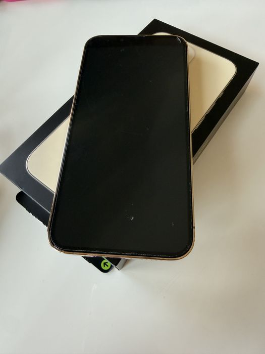 Iphone 13 PRO GOLD 256 GB с протектор и 10 кейса