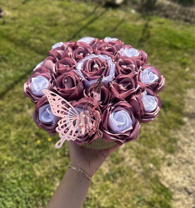 Aranjamente din trandafiri de satin