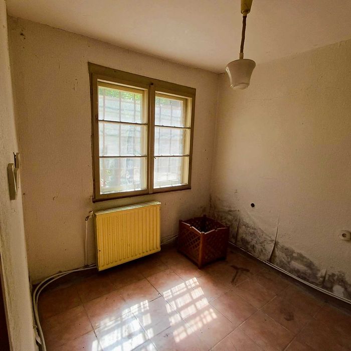 Продавам първия етаж от къща в с. Бръшляница | 80 кв.м + двор 1710 кв.м | 24 км от Плевен | 11 990 €