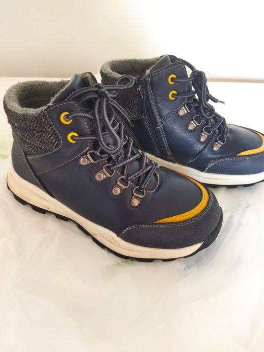 Продам детские ботинки