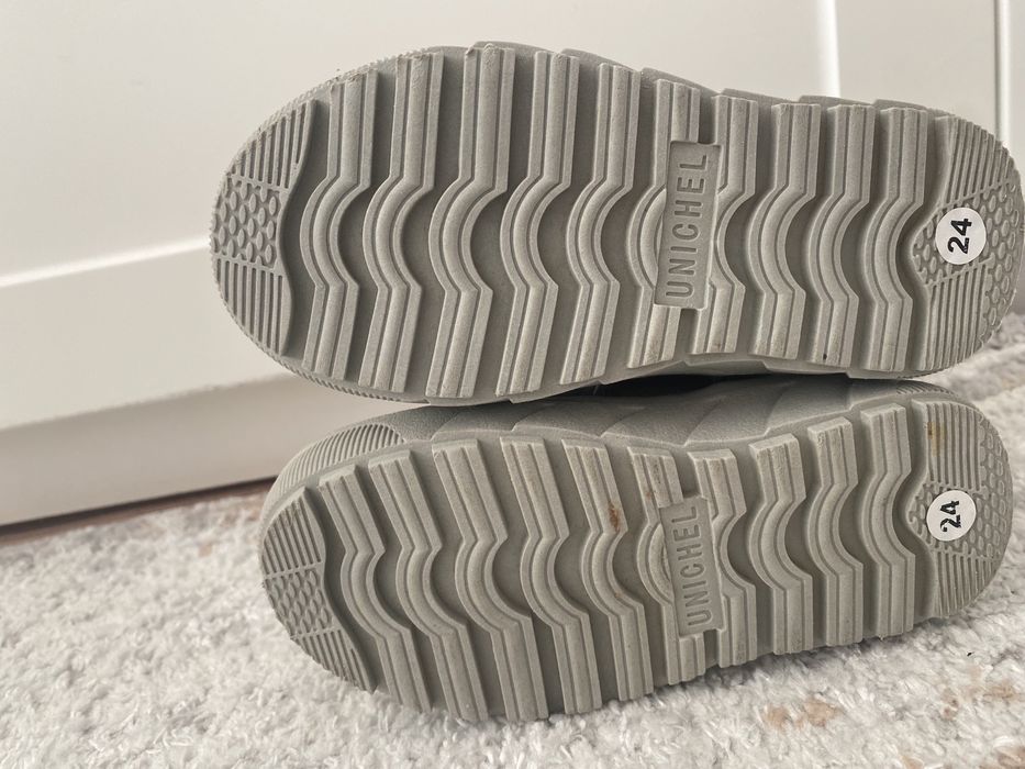 Продам абсолютно новые сапожки для девочки!