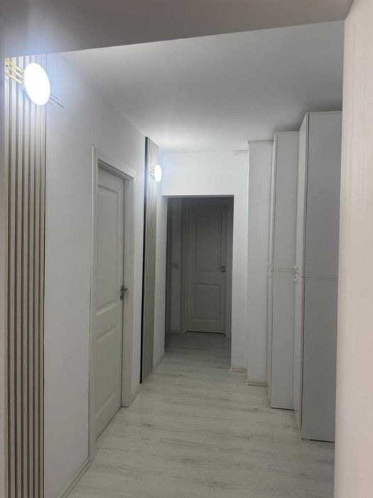 Proprietar, vând apartament cu două camere, decomandat, suprafață 67 mp utili, zona Unirii Nord, bloc C2, la ga magazinul Triton, etaj 7/10,