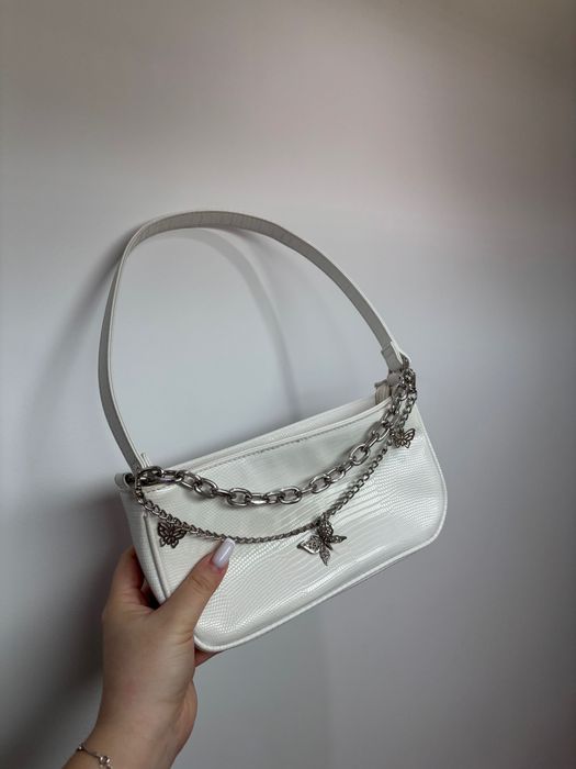 Бяла дамска чантичка
