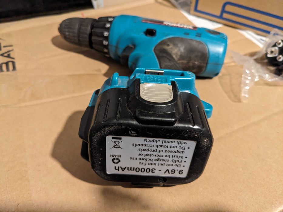 Винтоверти и зарядно Makita 6207D, 6270D, DC1414