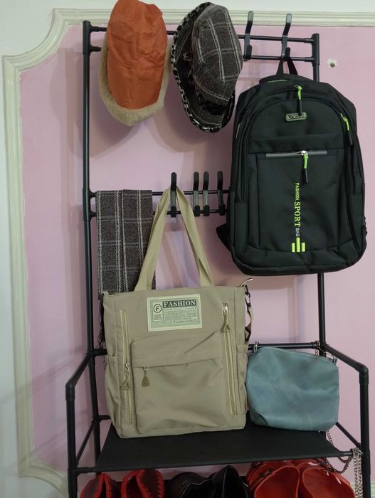 Стеллажи 4 яруса + вешалки для сумок, шапок и т.д.