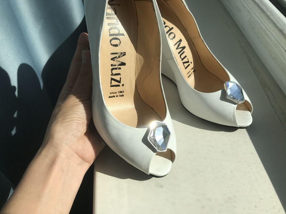 Белые свадебные туфли на танкетке