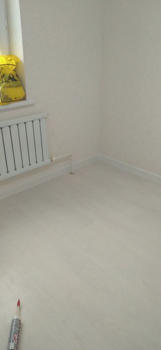 Стелю ламинат. Клею обои. Потолок пластик.