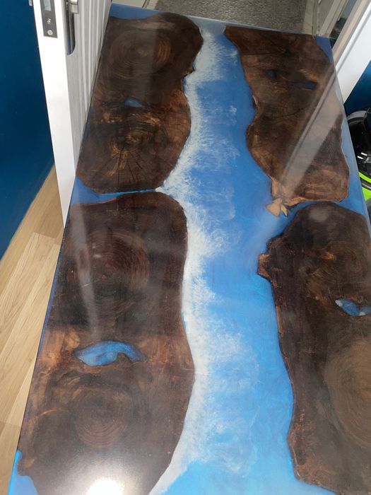 Холна маса от естественно орехово дърво