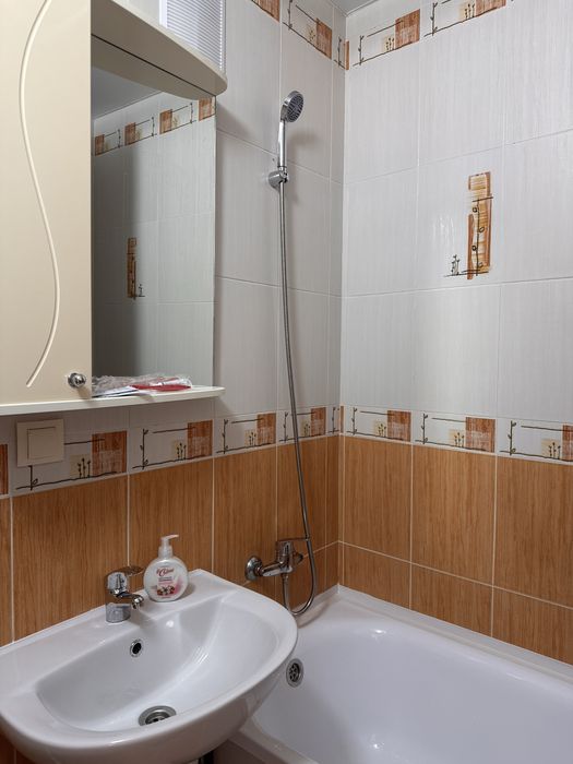 Центр, Аль-Фараби 100.  Час -2000