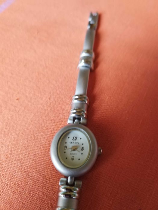 Ceas de mana, finuț, de dama de la firma Geneva. Necesita baterie noua