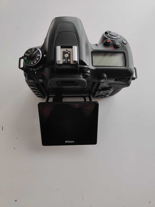 Body DSLR Nikon D7500