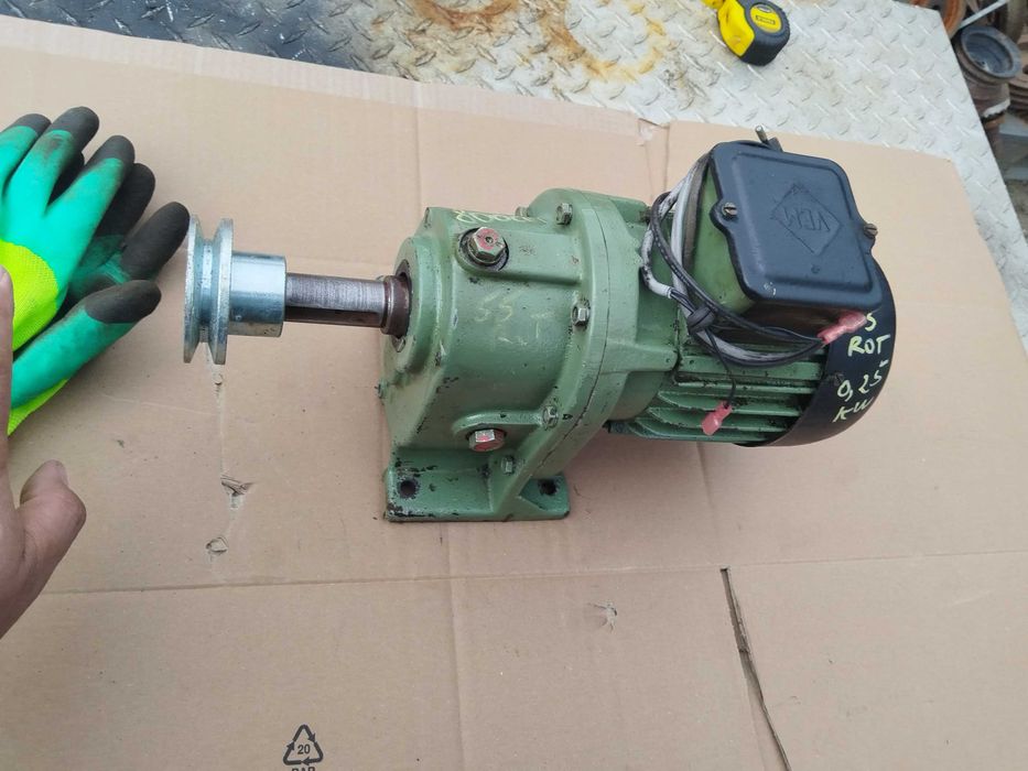 Reductor original cu motor 55 rotații pe minut