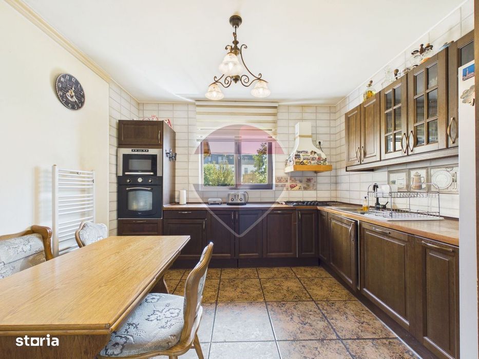 Vilă 10 camere + spațiu comercial | teren 1.300 mp | Otopeni 23 August