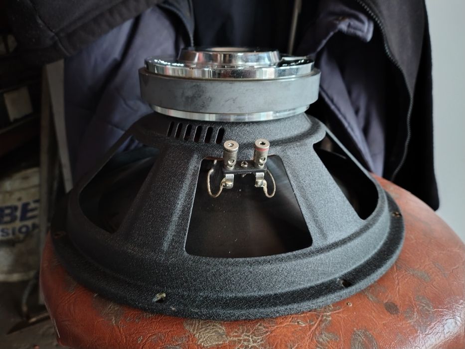 Vand subwoofer auto