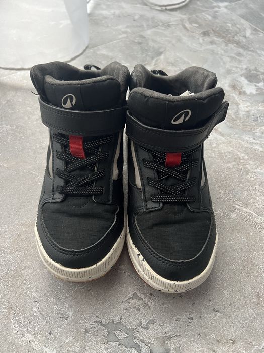 Incaltaminte impemiabila in stare foarte buna