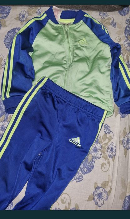 Vând trening adidas 12-18 luni