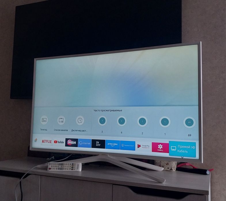 Смарт телевизор Samsung 109см белый.
