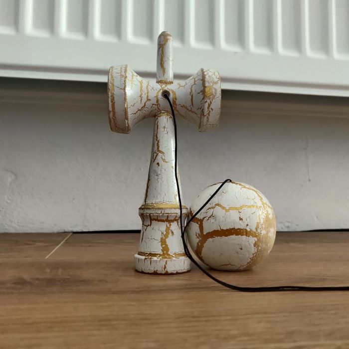 Kendama Originală – Design Special Alb/Auriu (Nouă)