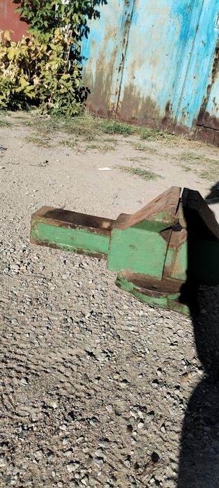 Тиски слесарные продам
