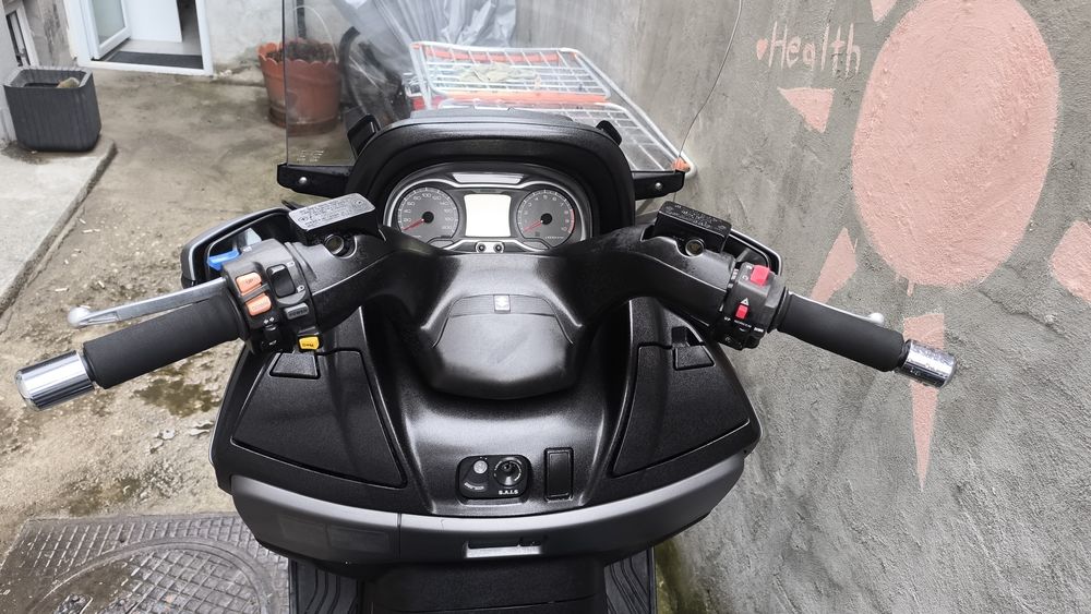 Burgman AN 650 maxiscooter/Vespa 250 gts