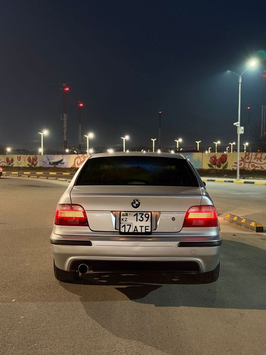 Машина БМВ седан