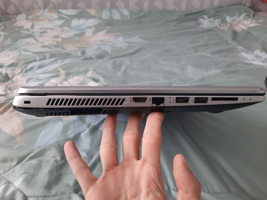 Ноутбук отлично подходящий для работы, зарядка и клавиатура в придачу.